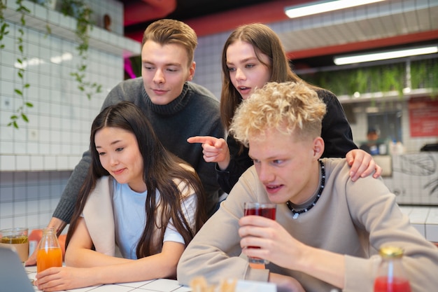 Adolescentes de tiro medio con bebidas