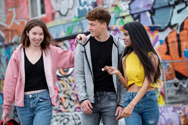 Adolescentes de tiro medio colgando