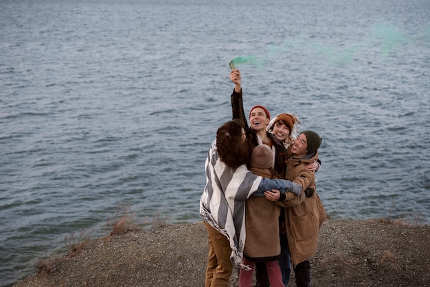 Foto gratuita adolescentes de tiro medio divirtiéndose al aire libre