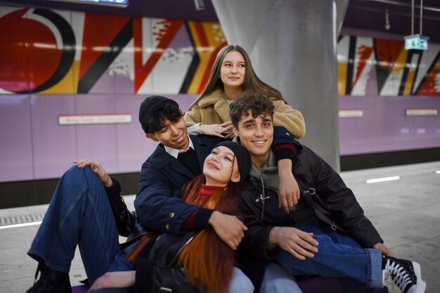 Adolescentes de tiro medio posando juntos