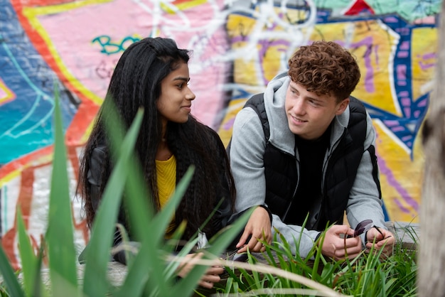 Adolescentes de tiro medio que pasan tiempo juntos