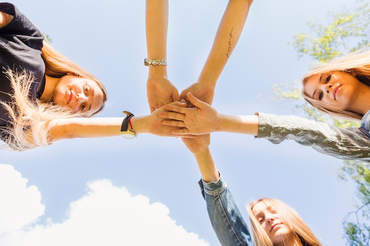 Foto gratuito adolescentes tomados de la mano juntos