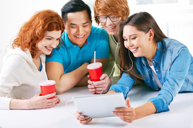 Adolescentes tomando una bebida en clase