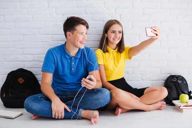 Foto gratuita adolescentes tomando selfies