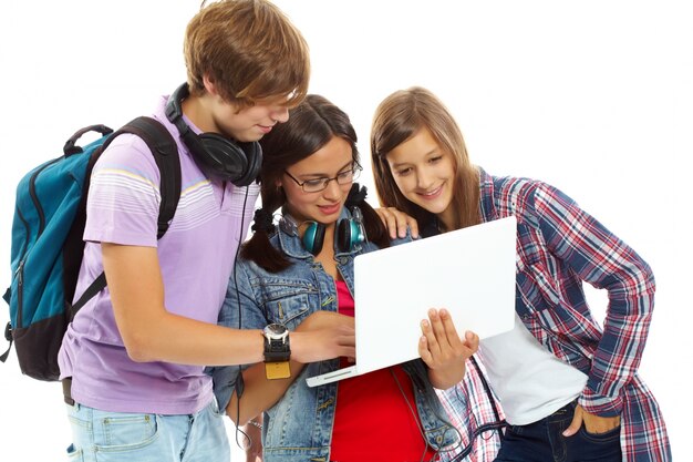 Adolescentes viendo algunos vídeos