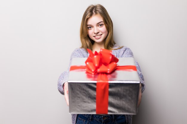 Adorable adolescente con caja de regalo grande