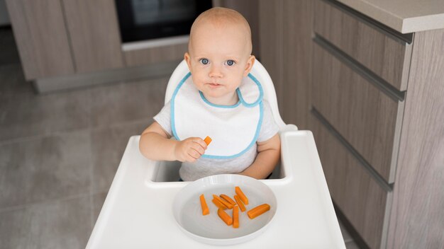 Adorable bebé jugando con comida