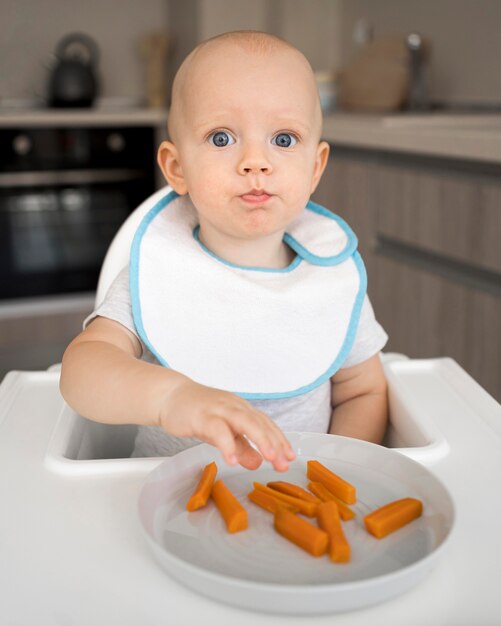 Adorable bebé jugando con comida