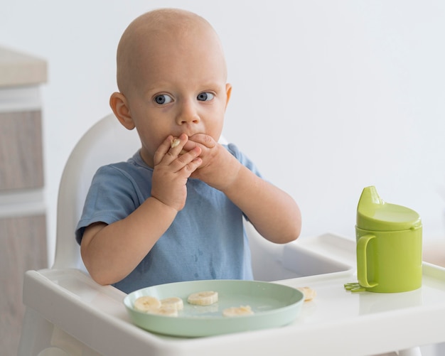 Foto gratuita adorable bebé jugando con comida