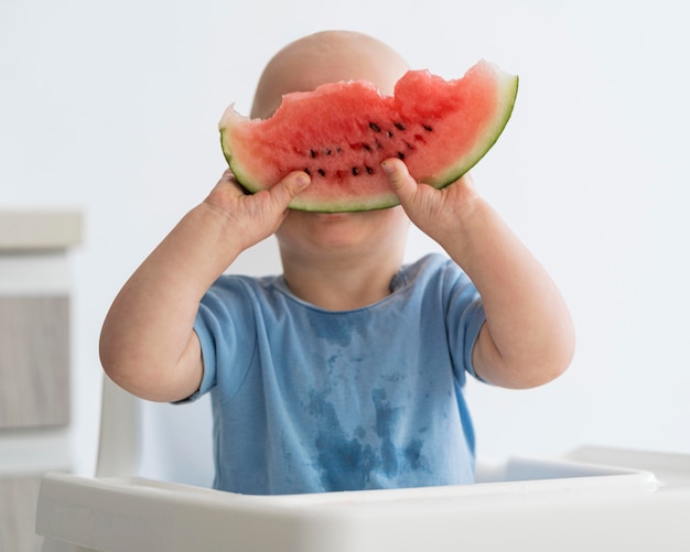 Adorable bebé jugando con comida