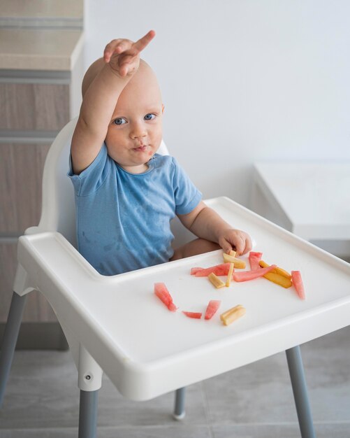 Adorable bebé jugando con comida