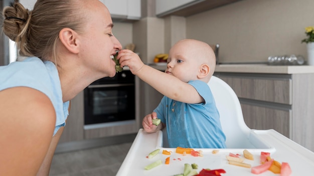 Adorable bebé jugando con comida