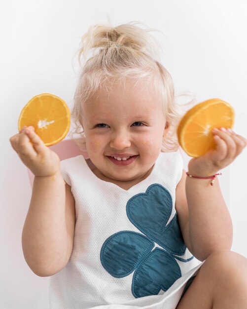 Adorable bebé jugando con comida