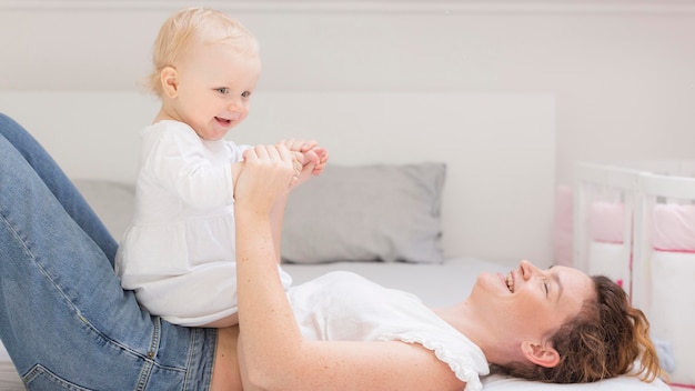 Adorable bebé jugando con madre