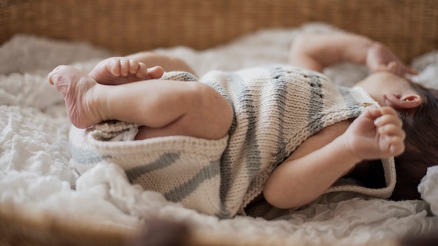 Adorable bebé tomando una siesta