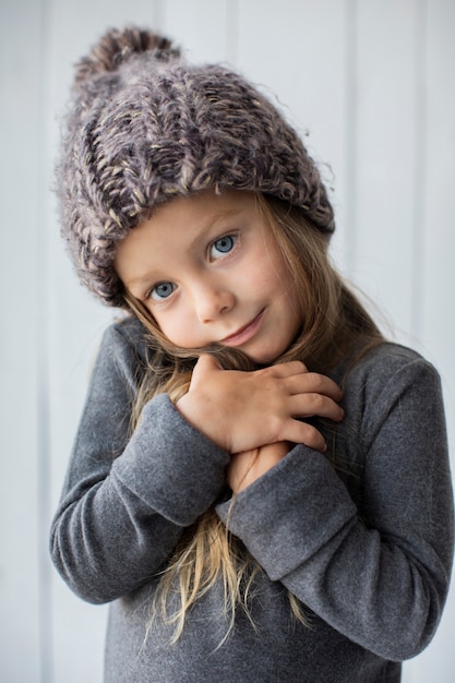 Adorable chica rubia con sombrero de invierno