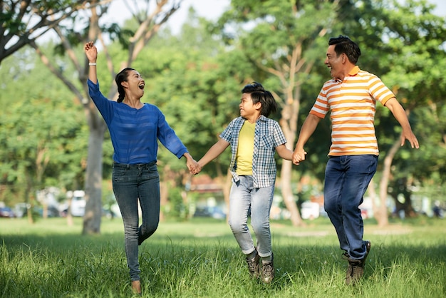 Adorable familia divirtiéndose en el parque