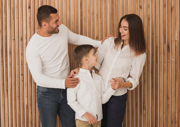 Adorable familia jugando con hijo