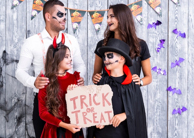 Adorable familia lista para la fiesta de halloween