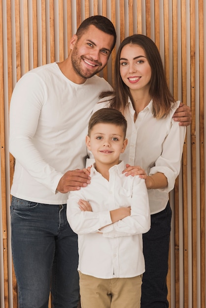 Adorable familia posando juntos