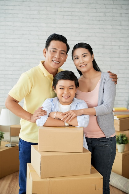 Adorable familia que se muda a un apartamento nuevo