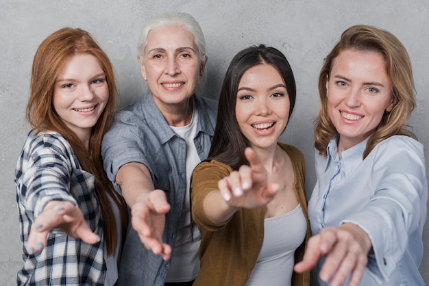 Foto gratuita adorable grupo de mujeres sonriendo