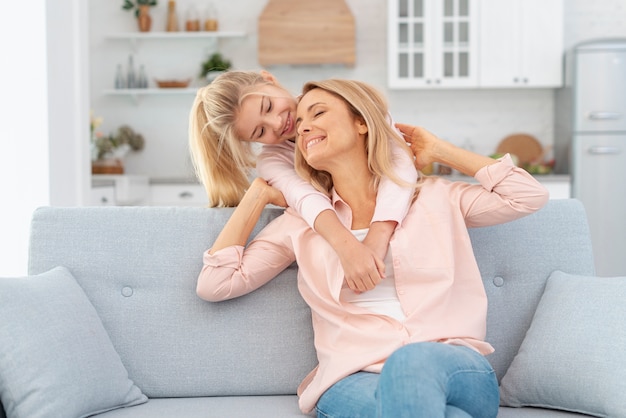 Adorable hija abrazando a su madre