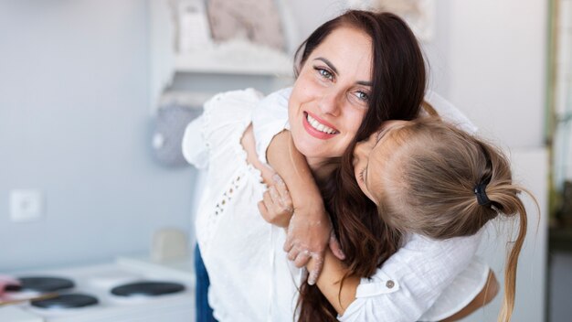 Adorable hija besa a su madre