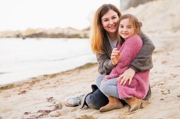 Adorable hija y madre al aire libre