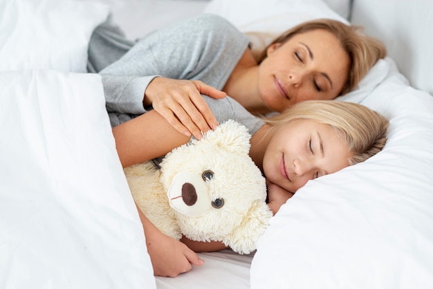 Foto gratuita adorable hija y madre resbalando