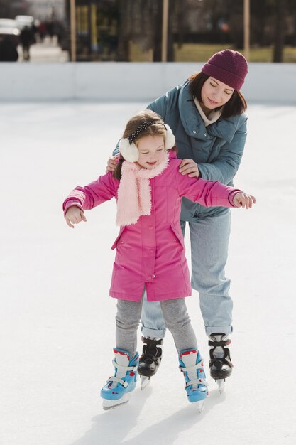 Adorable hija y madre tiro completo