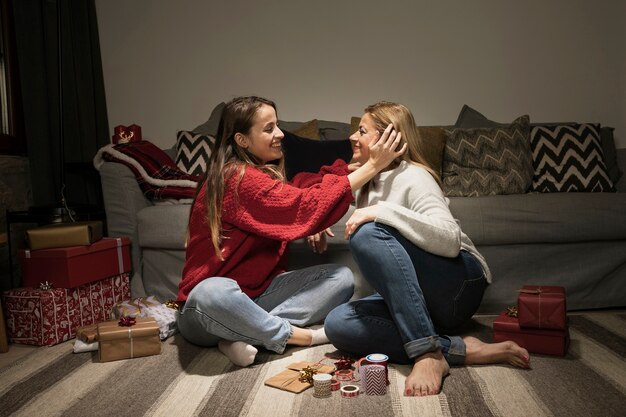 Adorable hija con su madre