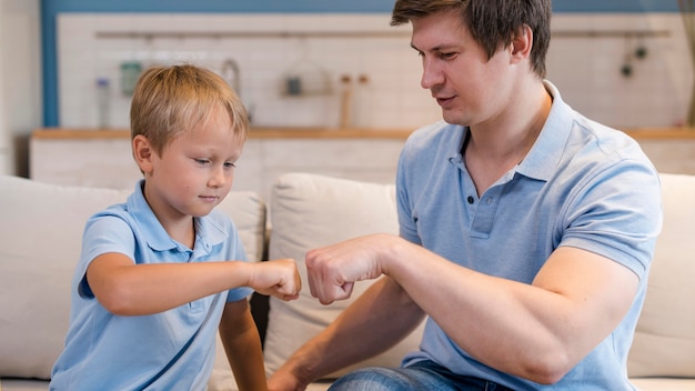 Adorable hijo jugando con el padre en casa