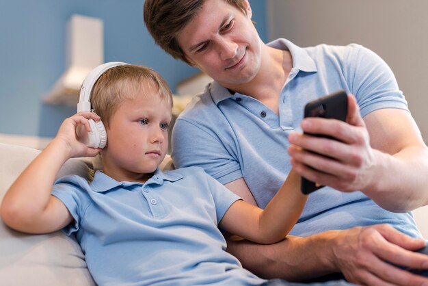 Adorable hijo jugando con padre