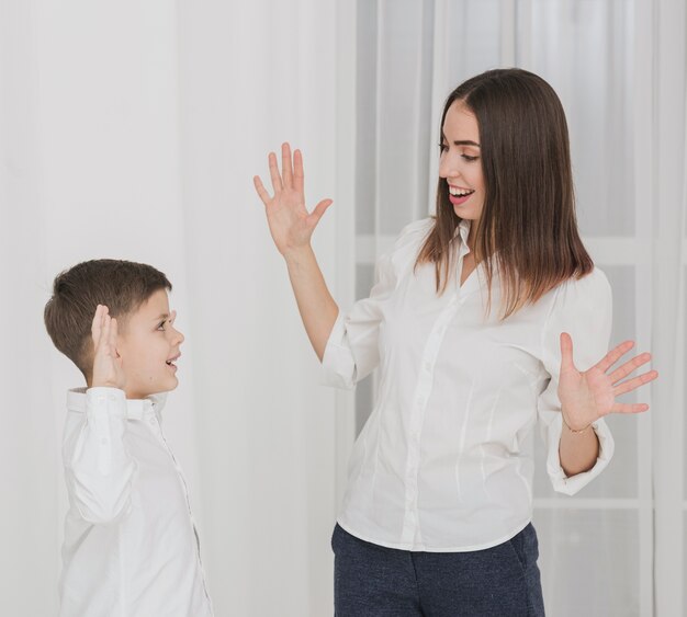 Adorable hijo jugando con su madre