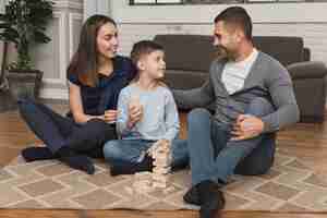 Foto gratuita adorable hijo jugando con sus padres