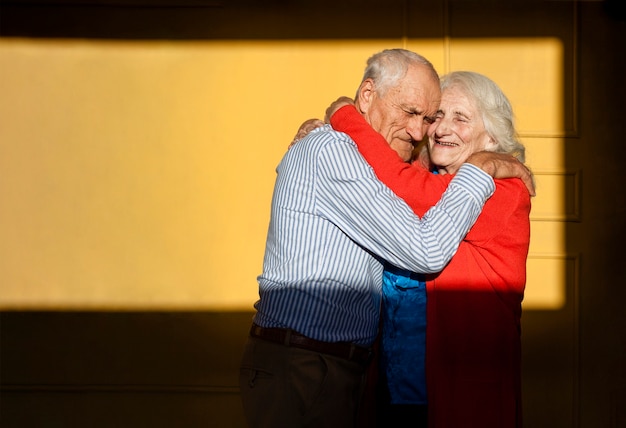 Foto gratuita adorable hombre maduro y mujer enamorada