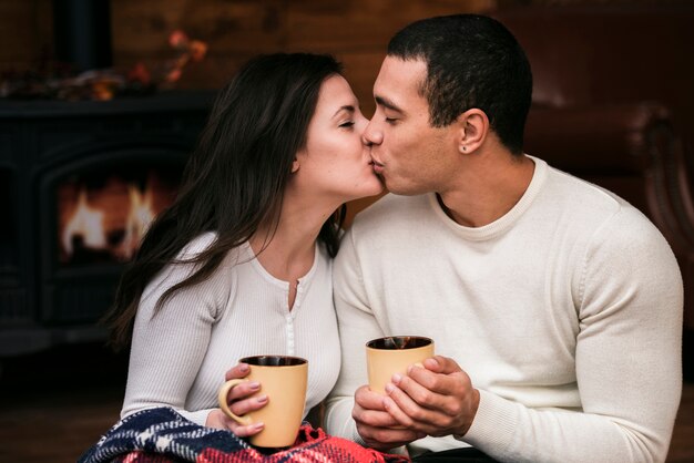 Adorable hombre y mujer besándose