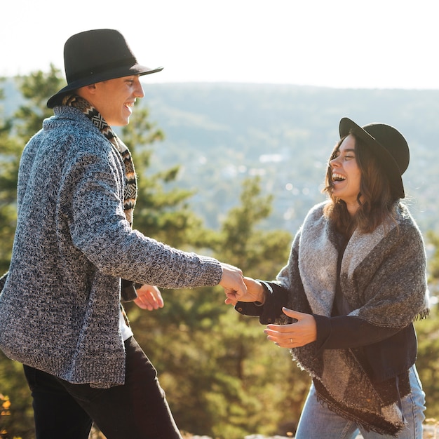 Adorable hombre y mujer sonriendo juntos