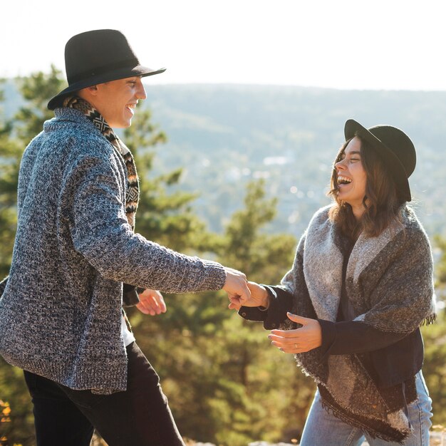 Adorable hombre y mujer sonriendo juntos