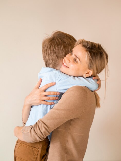 Adorable joven abrazando a su madre