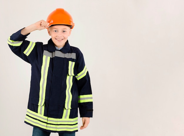 Adorable joven bombero copia espacio