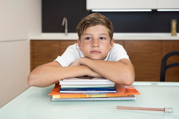 Adorable joven cansado después de hacer la tarea