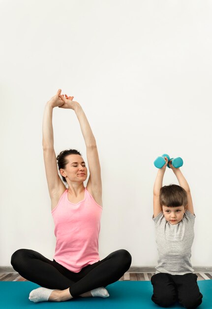 Adorable joven entrenando junto con la madre