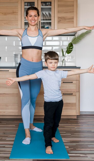 Adorable joven entrenando junto con la madre