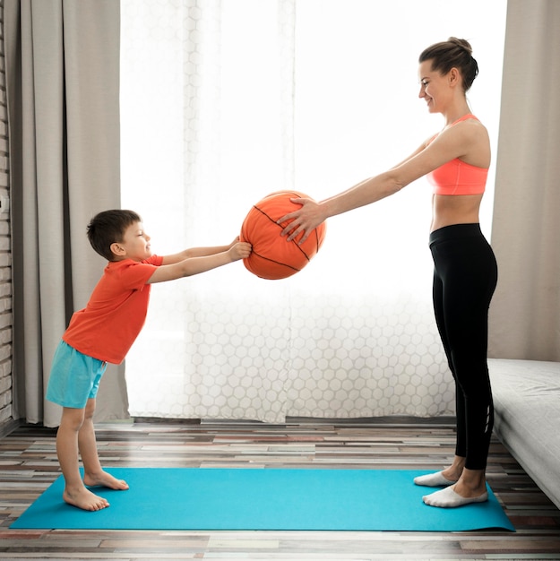 Adorable joven entrenando con su madre