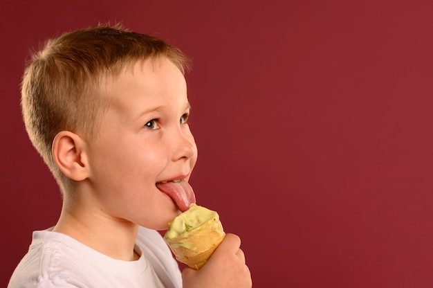 Adorable joven feliz comiendo helado