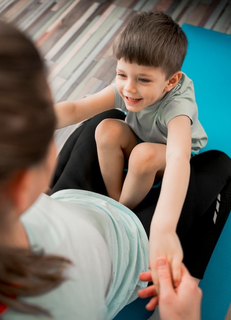 Foto gratuita adorable joven feliz de entrenar con madre