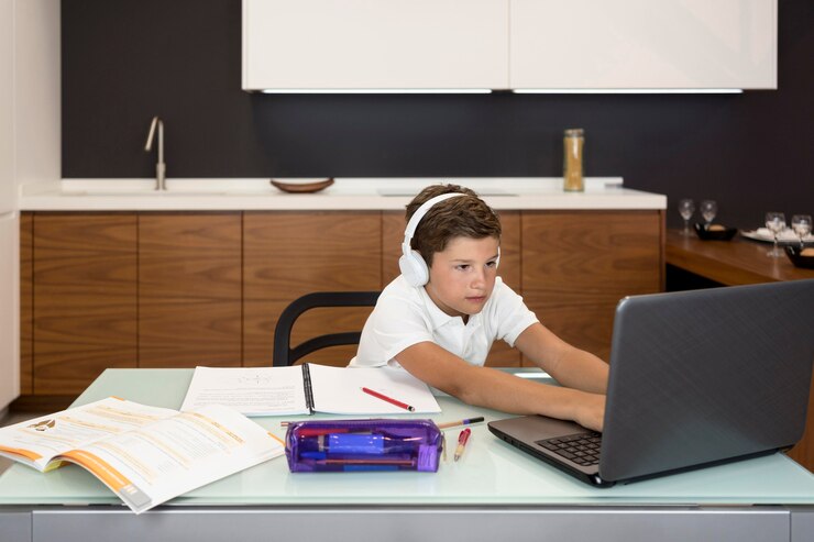 Foto gratuito adorable joven haciendo su tarea