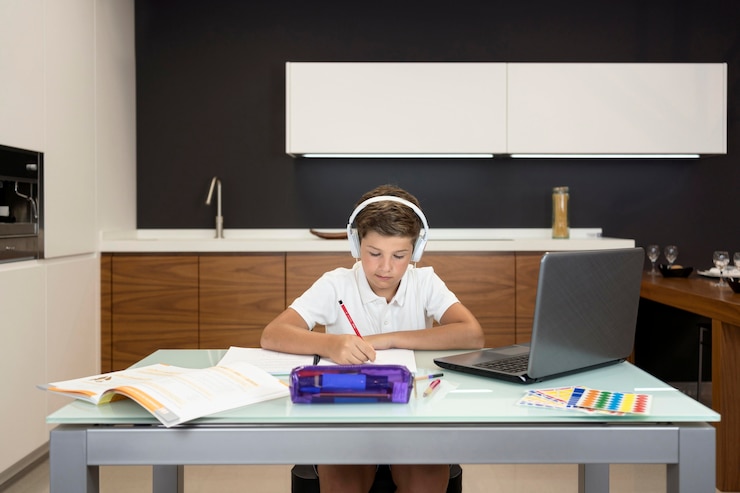 Foto gratuito adorable joven haciendo su tarea